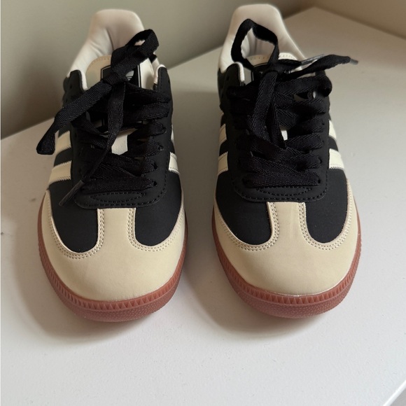 Adidas Samba Black and White Sneakers (Men’s size 7 / FR 40) - Picture 5 of 10